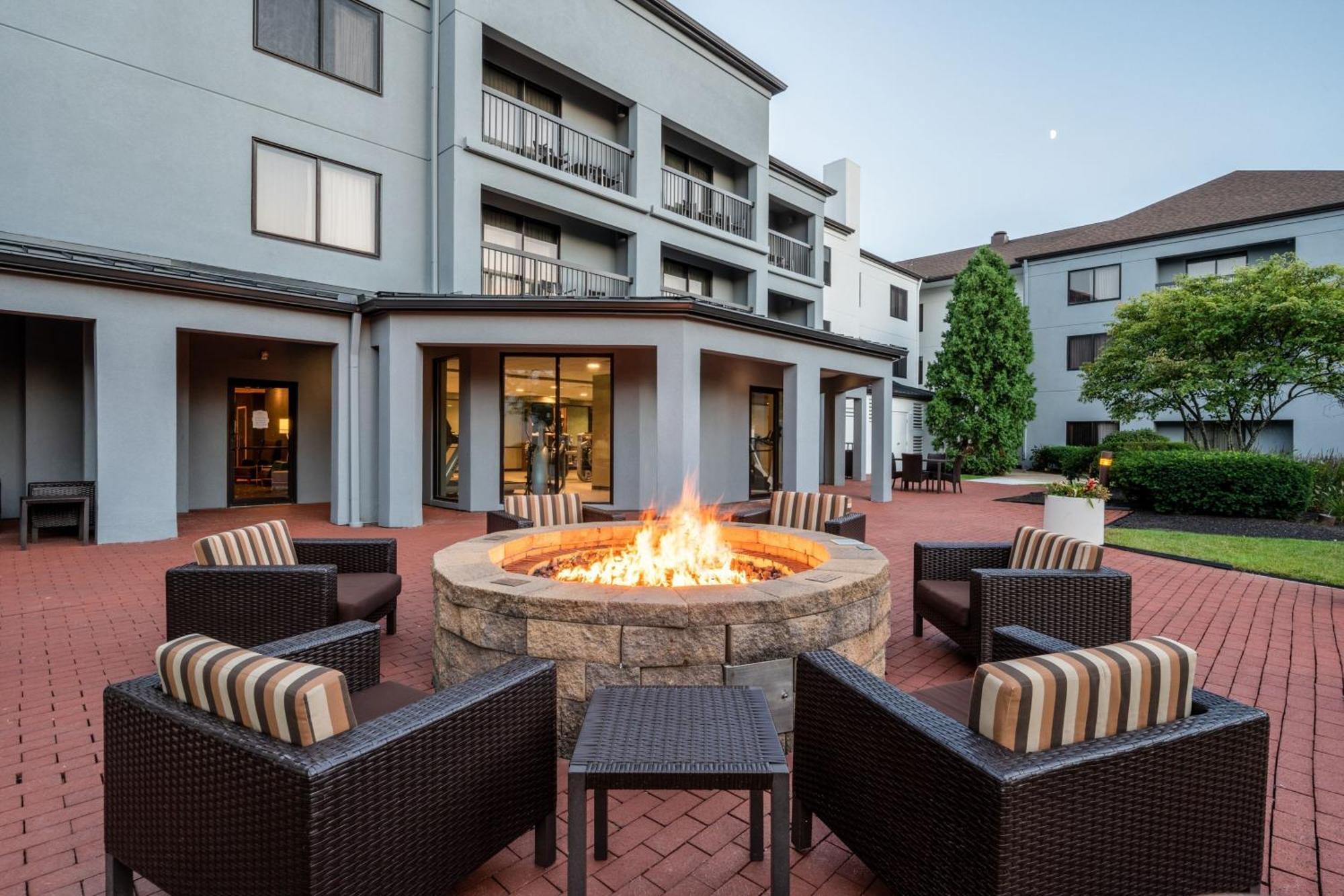 Hotel Courtyard Columbus Airport Exterior foto