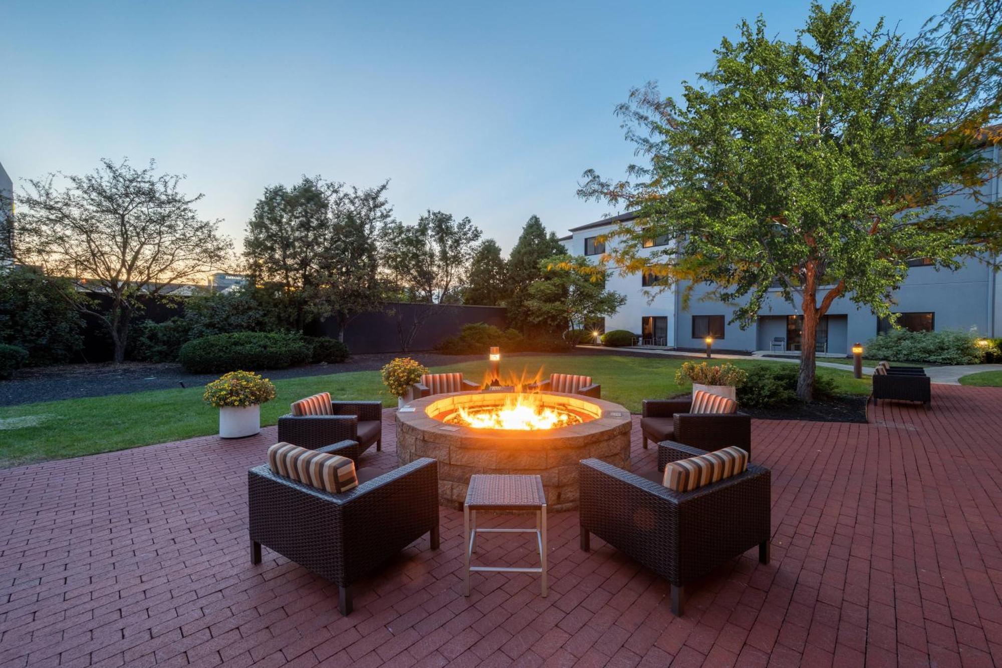 Hotel Courtyard Columbus Airport Exterior foto